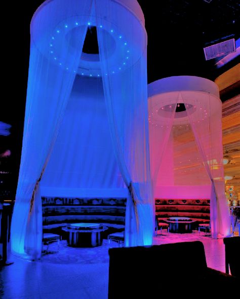 Nightclub Vip Lounge, Lounge Set Up, Modern Nightclub Design, Vip Booth Nightclub, Night Club Ideas, Night Club Decor, Club Booth, Club Seating, Arabian Theme