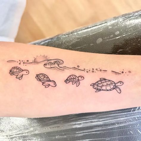 Friendship Turtle Tattoos, Family Of Turtles Tattoo, Turtle Ocean Tattoo, 3 Turtles Tattoo, Family Turtle Tattoo Ideas, Swimming Turtle Tattoo, Three Turtles Tattoo, Tiny Mom Tattoos, Tiny Sea Turtle Tattoo