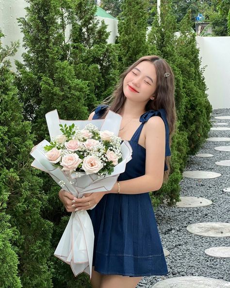 How To Pose With Bouquet, Bouquet Of Flowers Pose Ideas, Pictures With Bouquet Of Flowers, Pose With Flowers Bouquets, Rose Bouquet Photoshoot, Photoshoot With Bouquet, Birthday Photoshoot Flowers, Poses With Flowers Bouquets, Bouquet Photoshoot Ideas