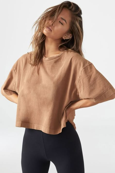 Cropped Tshirt Outfits, Crop Tshirt Outfit, Black Sweatpants Outfit, Entrepreneur Fashion, Joah Brown, Brown Tshirt, Womens Summer Shoes, It Gets Better, Tshirt Outfits