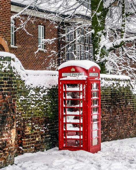 A red phone box in London in snow. Click through for more pictures on A Lady in London’s Instagram. #london #snow #winter Romantic Winter Getaways, Piccadilly Circus London, London Snow, Red Telephone Box, London Wallpaper, Red Telephone, London Dreams, Snow Falling, Telephone Box