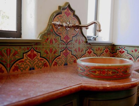 t13 Spanish Tile Backsplash, Mexican Tile Bathroom, Spanish Style Bathrooms, Mexican Bathroom, Spanish Decor, Eclectic Bathroom, Mexican Home, Mediterranean Home Decor, Spanish Style Home