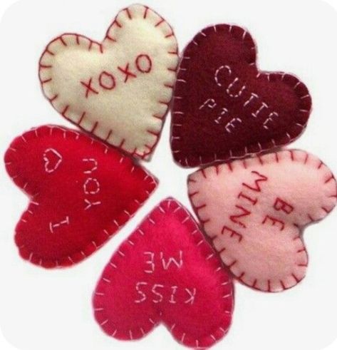 Felt Hearts Crafts, Art Geek, Easy Valentine Crafts, Diy Valentine's Day Decorations, Diy Valentines Decorations, Valentine Projects, Conversation Hearts, My Funny Valentine, Heart Crafts