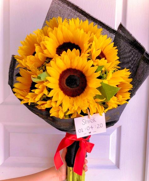 #sunflower #sunflowers #girasol #girasoles #girassol #bouquet #flowers #yellowflowers #yellow #ramos #aesthetic Ramos Aesthetic, Shrek, Love Languages, Yellow Flowers, Sunflower, Crochet Hats, Yellow, Flowers