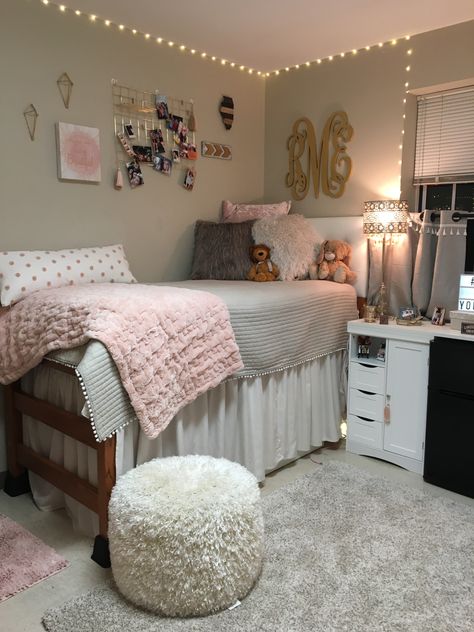 College Dorm Bedroom Ideas College Apartment, White Dorm Room, College Bedroom Decor, Pink Dorm Rooms, Dorm Room Styles, Pink Dorm, College Room Decor, Dorm Sweet Dorm, College Bedroom