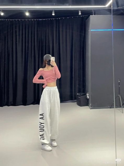 Cute Dance Practice Outfits, Dance Studio Outfit, Idol Dance Practice Outfits, Dance Practice Outfits Aesthetic, Korean Dance Practice Outfit, Dance Outfits Practice Casual, Dance Practice Outfits Kpop, Dance Practice Outfits, Kpop Dance Outfits