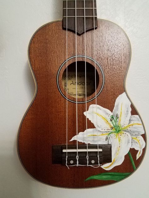 Hand painted custom ukulele. Lily ukulele. Find ukes like this at our Etsy shop UkuleleLooks! Ukelele Painted, Arte Do Ukulele, Ukulele Painting, Ukulele Designs, Custom Ukulele, Hand Painted Guitar, Painting Guitar, Painted Ukulele, Painted Guitars