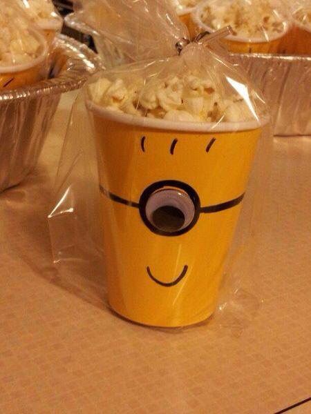 Minion popcorn buckets for party favors! Minion Treats, Minion Classroom, Minion Party Ideas, Class Snacks, Despicable Me Party, Minions Birthday, Minion Theme, Minions Party, Minion Birthday Party