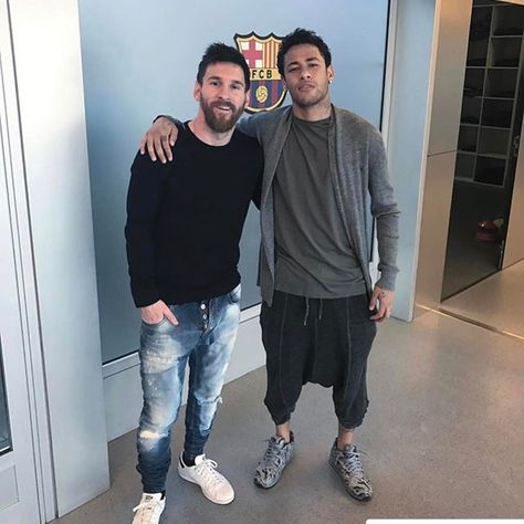 I'm sorry but Ney looks like a homeless man and Lio is being nice and buying him lunch 😂 Rivaldo, Messi And Neymar, Lionel Andrés Messi, Football Drills, Soccer Drills, Leo Messi, Tupac, Neymar Jr, Lionel Messi