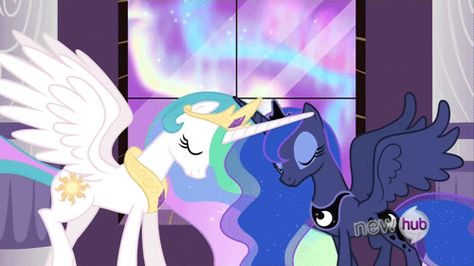 when celestia silently just touched her horn to luna's, and luna smiled... <3 omg guyssss Rainbow Factory, Crystal Empire, Lyra Heartstrings, Celestia And Luna, My Little Pony Princess, Sister Pictures, Princess Celestia, Princess Luna, My Little Pony Drawing