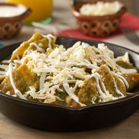 Chilaquiles Verdes Fáciles Mexican Market, Cooked Breakfast, Salsa Verde, Fitness Nutrition, Pad Thai, Brunch Recipes, Mexican Food Recipes, Macaroni And Cheese, Food And Drink