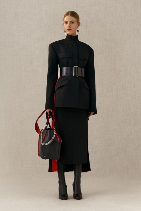 LOOKBOOK: Alexander McQueen Pre-Fall 2018 Collection Rok Outfit, Mcqueen Fashion, Savile Row, Looks Chic, Trend Fashion, Fashion Show Collection, Fall 2018, Mode Vintage, Suit Fashion