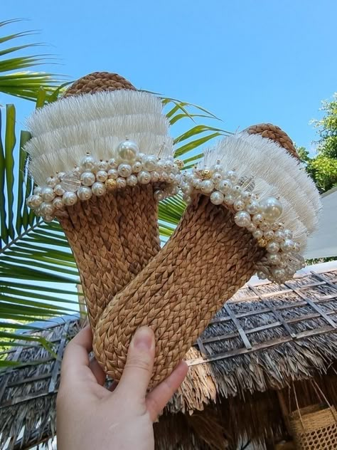 Sandal Macrame, Macrame Slippers, Straw Slippers, Diy Heels, Thailand Shopping, Diy Pearl Necklace, Straw Sandals, Bling Flip Flops, Shoe Makeover