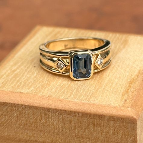 Blue Sapphire Gold Ring, Sapphire Ring Vintage, خواتم خطوبة, Sapphire And Diamond Band, Saint Jewelry, Blue Emerald, Mens Rings Fashion, Diamond Accent Ring, Estate Rings