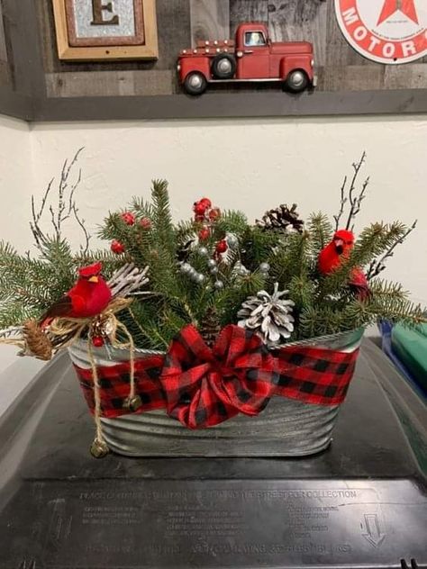 Evergreen Centerpiece, Holiday Gift Wrapping, Christmas Centers, Daily Ideas, Christmas Flower Arrangements, Christmas Floral Arrangements, Country Christmas Decorations, Christmas Centerpieces Diy, Christmas Decorations Diy Outdoor