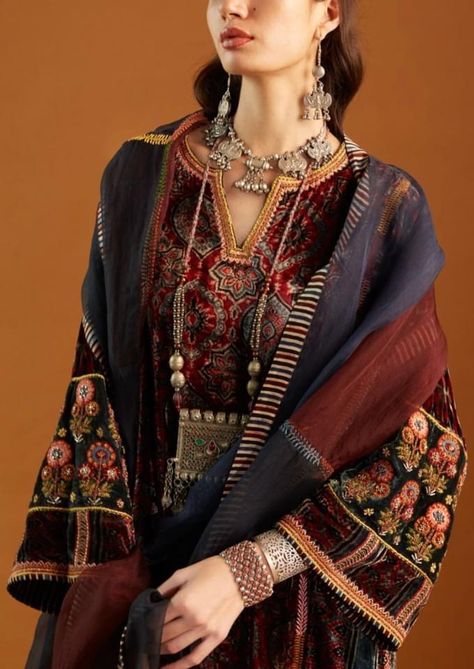 Argentinian Fashion, Vetement Hippie Chic, Maroon Dupatta, Middle Eastern Clothing, Authentic Beauty, Bohol, Empty Spaces, Medieval Clothing, Traditional Fashion