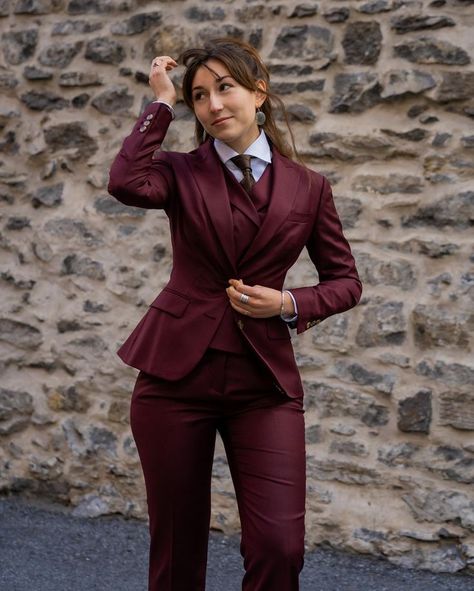 Womens 3 Piece Suit, Suit Double Breasted, Formal Pant Suits, Women In Tie, Women Wearing Ties, Double Breasted Vest, Burgundy Blazer, Formal Suit, Formal Pants