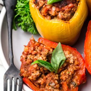 Whole30 Stuffed Peppers - The Clean Eating Couple Whole 30 Stuffed Peppers, Whole30 Crockpot Recipes, Macros Meals, Wildfit Recipes, Paleo Stuffed Peppers, The Clean Eating Couple, Clean Eating Couple, Crockpot Stuffed Peppers, Recipes Using Bananas