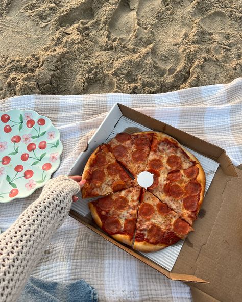 this + yap 🍕☁️✨🌊 Food Photo Ideas, Visionary Board, Heart Bones, Summer Moodboard, Picnic Beach, Beach Date, Photo Summer, Beach Cottage Style, Date Me