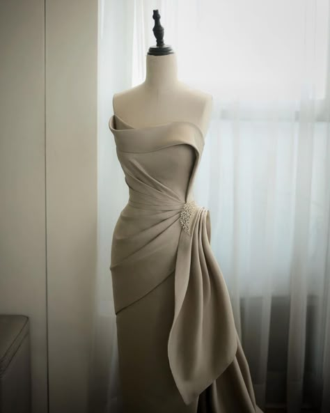 Beige Evening Dress, Hian Tjen, Drapery Dress, 20s Fashion Dresses, Draping Fashion, 20s Fashion, Iconic Dresses, Couture Gowns, Party Gowns