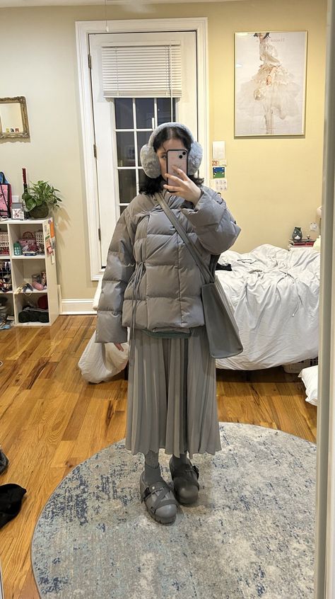 Gray Puffer Jacket Outfit, Pleated Skirt Winter Outfit, Grey Pleated Skirt Outfit, Grey Maxi Skirt Outfit, Pleated Skirt Winter, Gray Skirt Outfit, Long Grey Skirt, Puffer Outfit, Skirt Outfit Fall