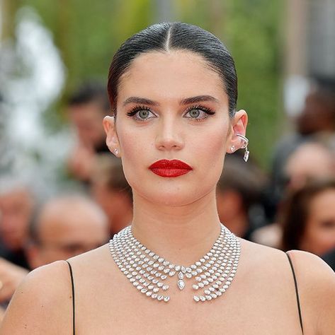 'Sara Sampaio rocks a statement curated earring at Cannes 2022.' Looking for a stylish and affordable way to curate your ear? Check out the stunning collection of ear jewellery for multiple piercings by Helix & Conch. The range of curated earrings includes huggies, studs, cuffs and more, at a price you can afford. #celebrity #curatedear #earrings #earstack #huggies #earpiercings #earparty #constellationpiercing #stackedearrings #multiplepiercings Curated Earring, Aesthetic Engagement Ring, Curated Earrings, Engagement Ring Non Traditional, Celebrity Piercings, Necklace Women Gold, Women Gold Chain, Constellation Piercings, Aesthetic Engagement