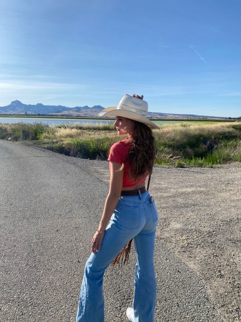 Cowgirl, outfit inspiration. Blue bell bottom jeans and cowboy hats for women, red crop top Red Western Outfit, Western Boots Outfit, White Cowboy Hat, Jeans Western, White Cowboy Boots, July Outfits, Western Outfit, Rodeo Outfits, Concert Fits