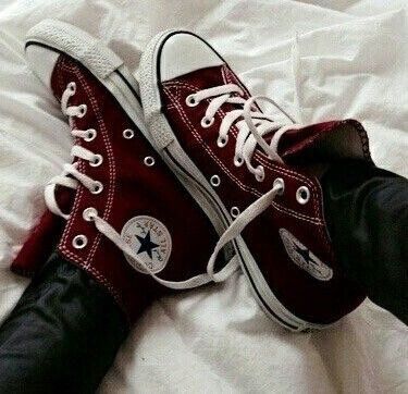 Maroon Converse, Converse Aesthetic, Catty Noir, Red Converse, Trendy Fashion Outfits, Dream Shoes, Converse All Star, Red Shoes, Chuck Taylor Sneakers