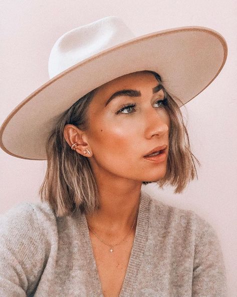 Short wavy hair with ivory rancher fedora hat + my favorite accessorize like these ear cuffs and stud earrings! Hair With Hat, Makeup Routines, Layering Techniques, Long Bob Haircuts, Clip Hairstyles, Haircut Inspiration, How To Style Bangs, Short Wavy Hair, Short Wavy