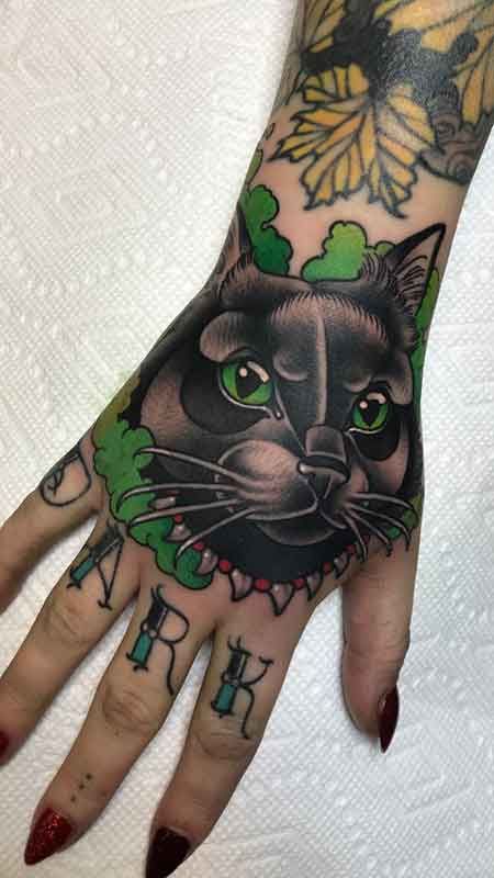 Cat Hand Tattoo, Black Red Tattoo, Tatoo Dog, Kind Tattoo, Cat Hand, Tattoo Hand, Cat Tattoos, Red Tattoos, Tattoo Art Drawings