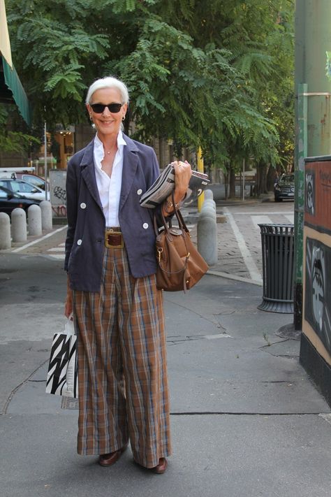 Street style in Milan | MisjaB.nl Accessories For Older Women, New Age Style, 50s Fashion For Women Casual, Stylish Women Over 50, Mode Over 50, Mode Ab 50, Stile Casual Chic, Mode Tips, Over 60 Fashion