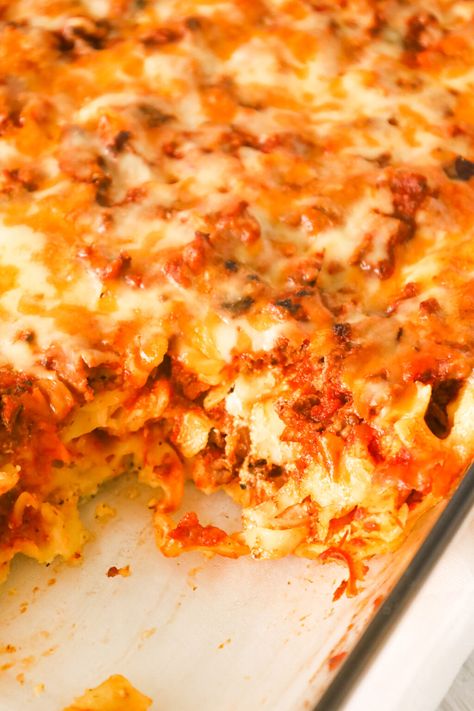 Sour Cream Noodle Bake is a hearty casserole loaded with ground beef, egg noodles, ricotta cheese, sour cream, marinara and shredded cheddar and mozzarella. Ground Beef Egg Noodles, Beef Egg Noodles, Sour Cream Pasta, Egg Noodle Casserole, Sour Cream Noodle Bake, Beef Lasagna Recipe, Easy Ground Beef Casseroles, Beef Cubed Steak, Noodle Bake