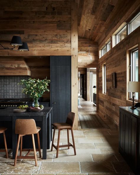 Interior Design Trends to Know in 2024—And What’s on Its Way Out | Vogue Lacquered Walls, Trends 2025, Luxury Wardrobe, Glass Brick, Linen Sofa, Top Interior Designers, Interior Design Trends, Dark Wood, Wall Paneling