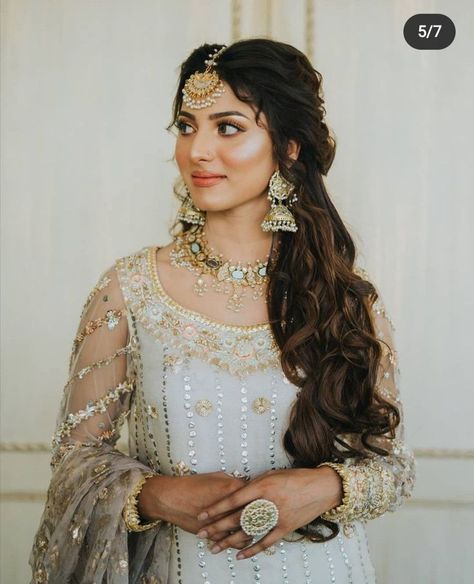 Hair Styles New, Pakistani Hair, Pakistani Wedding Hairstyles, New Hair Styles, Bridesmaid Indian, Lehenga Hairstyles, Asian Bridal Hair, Pakistani Bridal Hairstyles, Mehndi Hairstyles