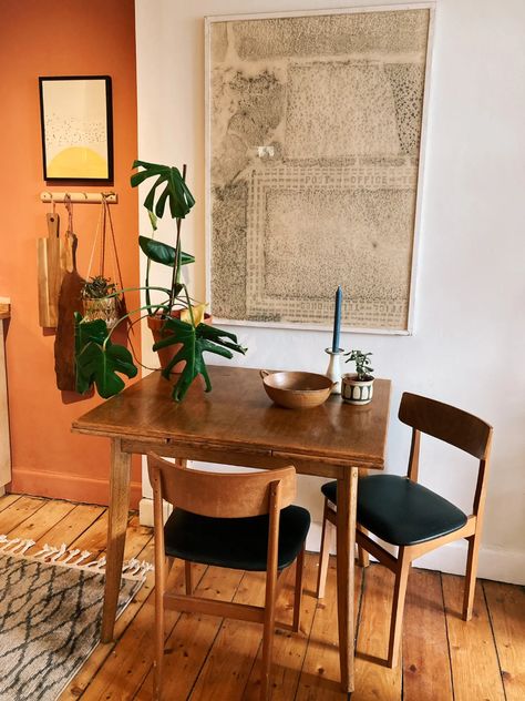 Small Tall Dining Table, Apartment Kitchen Dining Room, Small Apartment Interior Design Ideas, Small Wood Dining Table, Small Flats Ideas, Small Flat Kitchen, Small Kitchen Seating, Eclectic Kitchen Table, Small Apartment Vintage