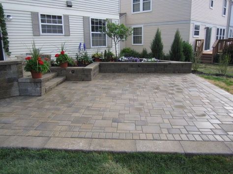 Awesome raised bed/seat wall built within this patio. Patio Repair, Bed Seat, Outdoor Patio Ideas Backyards, Seat Wall, Diy Patio Pavers, Front Yard Patio, Pavers Backyard, Patio Layout, Brick Patio