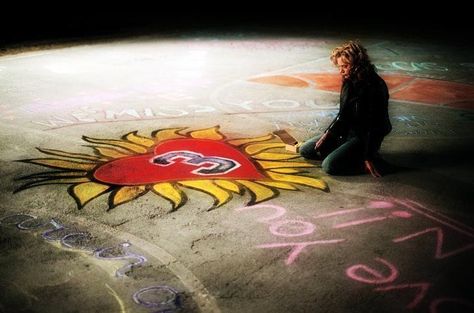 Peyton's drawing on the river court for Lucas One Tree Hill Quotes, Kaptan Jack Sparrow, Hilarie Burton, Peyton Sawyer, Art Matters, Tree Hill, First Tv, One Tree Hill, One Tree