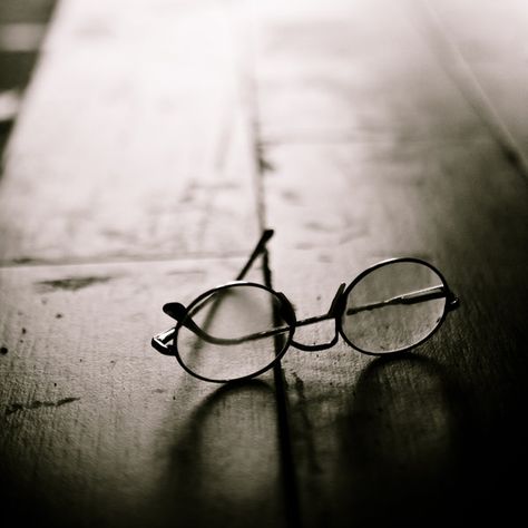 light in glasses by ~S-t-r-a-n-g-e Spectacles Photography, Slow Photography, Contemplative Photography, Simple Photography, Object Photography, Simple Object, Of Mice And Men, Art Nouveau Design, Video Projection