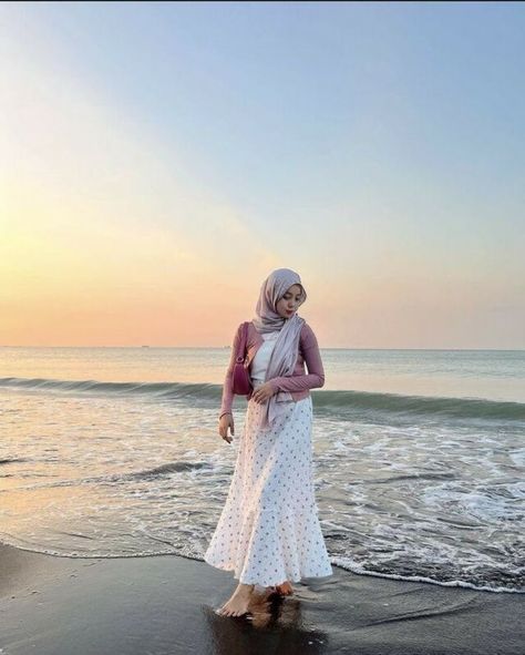 Dress Pantai Hijab, Beach Outfit Hijab Simple, Ootd Bali Hijab, Ootd Pantai Hijab Simple, Bali Outfit Ideas Hijab, Ootd Mantai, Outfit Mantai, Ootd Hijab Casual Outfit Ideas, Hijab Casual Outfit