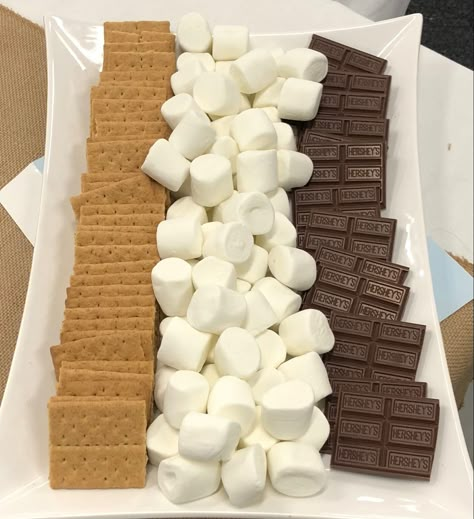 S’mores Bonfire Party, Smore Board, Christmas Hangout, Smores Tray, Crow Aesthetic, S'mores Tray, Senior Events, Christmas Sleepover, Jamun Recipe