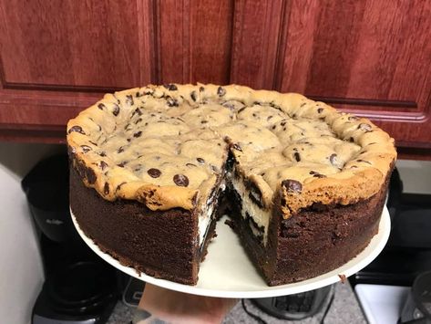 Brownie Cheesecake Recipe, Chocolate Chip Cheesecake Brownies, Boxed Brownie Recipes, Chocolate Chip Cookies Chocolate, Chocolate Chip Cookie Dough Brownies, Layer Cheesecake, Chocolate Chip Cookie Cheesecake, Brownie Cheesecake, Frozen Cookie Dough