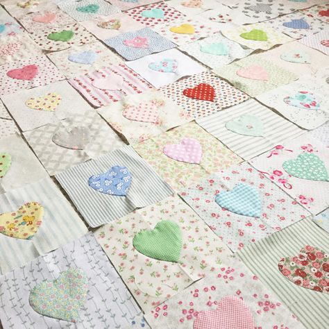 Valentine Quilts, The Point Of No Return, Low Volume Quilt, Heart Quilts, Appliqué Ideas, Point Of No Return, Sewing Patchwork, Heart Quilt Pattern, Heart Applique