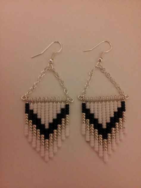 Seed bead earrings black,white, & silver Black And White Jewelry Diy, Bracelet Patterns For Beginners, Bead Bracelet Patterns, Seed Bead Weaving, Seed Bead Bracelet Patterns, Beaded Earrings Diy, Diy Jewelry Unique, Jewelry Making Earrings, Bead Charms Diy