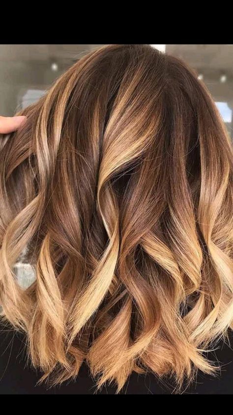 If you’re thinking blonde, go caramel! Explore these stunning 45 caramel blonde hair ideas you’ll love in 2024 and find the perfect warm, golden hue for you. From bold highlights to soft blends, caramel blonde is the chic way to go lighter this year. Time to embrace those warm, honeyed tones! #CaramelBlonde #BlondeTransformation #HairGoals #WarmBlondeHighlights #Blonde2024 Honey Blonde Hair With Strawberry Highlights, Honey Golden Blonde Hair Balayage Caramel Highlights, Blond And Caramel Highlights, Caramel Blonde Highlights On Brown Hair, Carmel Highlights Dirty Blonde Hair, Blonde With Caramel Lowlights, Warm Honey Hair, Warm Blonde Hair Balayage, Caramel Latte Hair