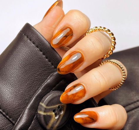 Amber Colored Nails, Nail Designs Amber, Amber Gel Nails, Orange Nails For Fall, Nails Amber, Earthy Tone Nails, Cooper Nails, Autumn Tortoise Shell Nails, Autumn Nails Tortoise Shell