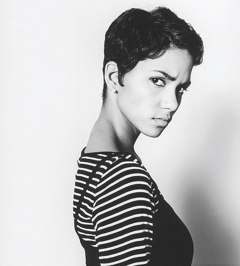 Halle Berry by Michel Haddi, 1997 Halle Berry Short Hair, Halle Berry Pixie, Halle Berry Hairstyles, Halle Berry Style, Josh Duhamel, Rosamund Pike, Bible Women, Gabrielle Union, Alyson Hannigan