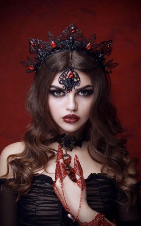 Black Queen Crown, Queen Hairstyles, Tiara Black, Black Tiara, Accessories Goth, Gothic Women, Gothic Hairstyles, Crown Crystal, Red Crown