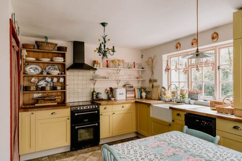 Kitchen English Cottage, English Cottage Interiors Kitchen, English Country Kitchen Ideas, Yellow Cottage Kitchen, Yellow Country Kitchens, Yellow Kitchen Designs, English Cottage Kitchens, Dreamy Kitchens, Beautiful Pantry