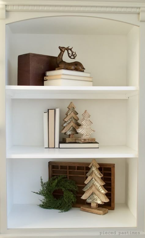 Stylish Bookshelves, Peaceful Christmas, Minimalist Christmas Decor, Natural Christmas Decor, Neutral Christmas Decor, Minimal Christmas, Modern Christmas Decor, Neutral Christmas, Simple Christmas Decor