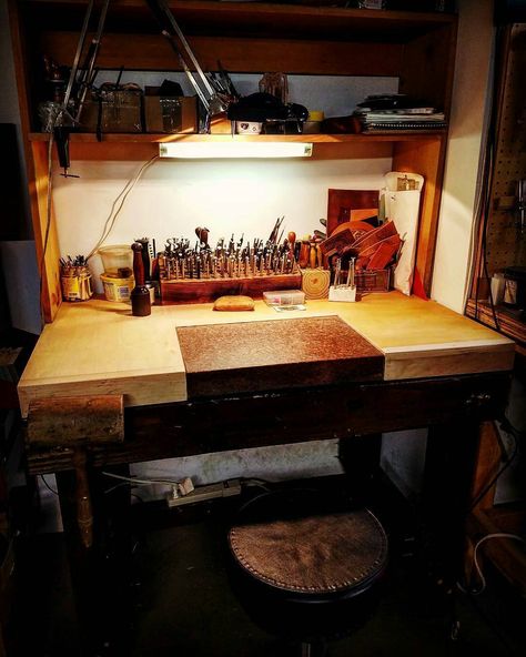 Love the tooling surface built right in to the bench! Leatherworking Bench, Welding Workshop, Workshop Bench, Workbench Table, Leatherworking Tools, Drawing Desk, Leather Working Tools, Leather Tools, Leather Craft Projects